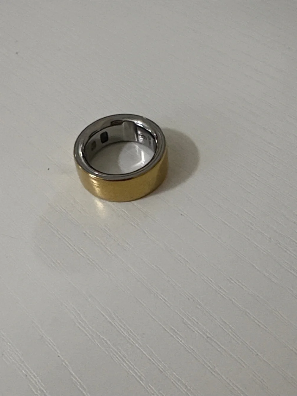 Oura Smart Ring & Charger in Gold size 6